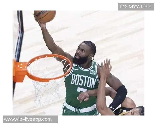 布朗罚球失误引发争议解说调侃其在猛龙时期的丰厚收入影响表现