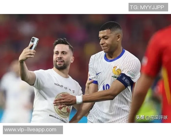 姆巴佩乘私人飞机抵达沙特全力以赴备战西超杯决赛