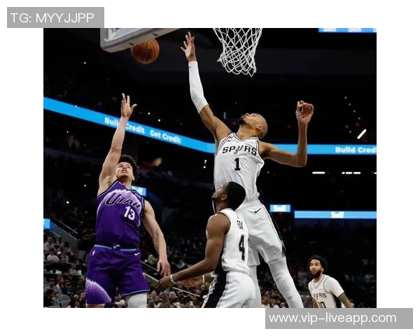 文班亚马半场表现稳健12分2板2助1帽但空位投篮未能把握机会